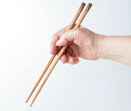 如何健康用筷？筷子头朝上放还是朝下？