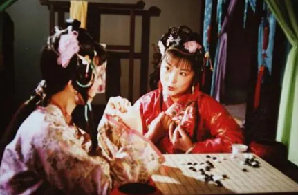  湘云与黛玉之间的关系怎么样？为何后期喜欢黛玉？