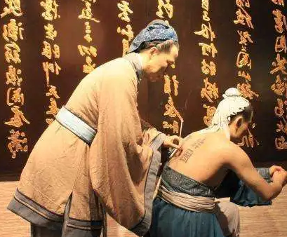 岳飞的背上刺了什么字？有什么意义存在？