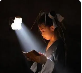  凿壁偷光的真相是什么？真的是在看书吗？