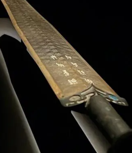 越王勾践剑是什么样的？上面都有什么图案？