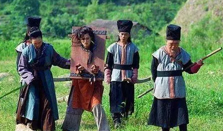 古代官差押送女囚的艰辛与责任，官差为何抢着去做？