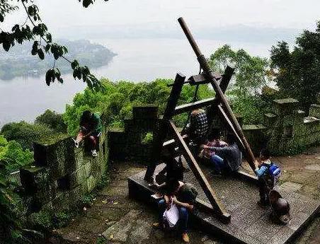 蒙哥汗与钓鱼城：一场历史的战略抉择