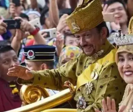 文莱国王的奢华生活与民众的爱戴，原因是什么？