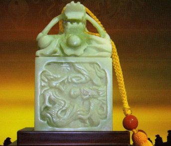 秦始皇为何用传国玉玺取代禹王九鼎？他有何考量？