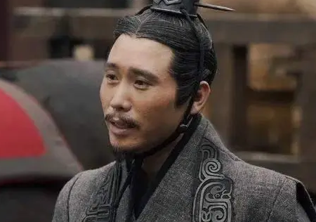 李斯才华出众，为什么胡亥与赵高的关系更为亲近？