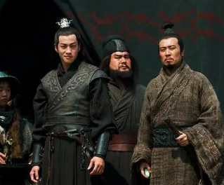 刘备如何控制徐州的？为什么会被吕布轻易抢走？