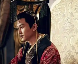 杨坚篡位称帝的具体过程是怎样的？他做了什么？