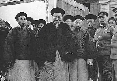 李鸿章与左宗棠的新疆之争：一场战略与利益的较量