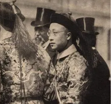 揭秘清朝末代皇帝溥仪的家族背景：爷爷的名字与地位