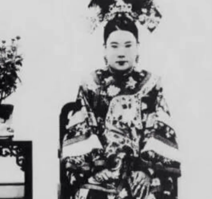 隆裕：清朝末代皇帝的女儿，身份尊贵的皇后