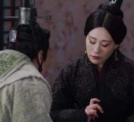 华阳夫人与芈月：宫廷纷争中的情感纽带