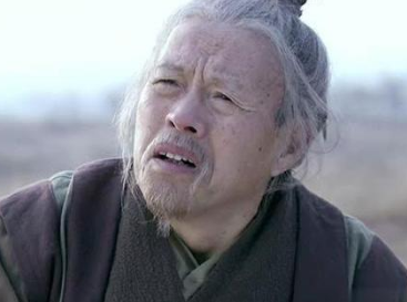 刘邦称帝后回家，父亲刘太公却要跪地迎接，刘邦如何化解尴尬？