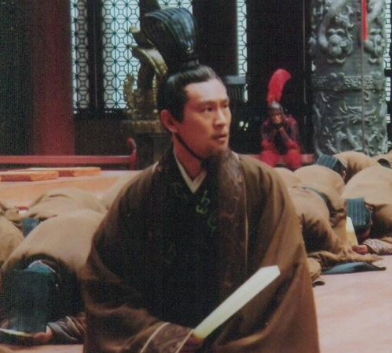 汉朝初年为什么出现官员贪污成风的现象？