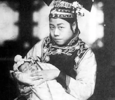 清朝旗人妇女怀孕有多少禁忌？不能梳旗头穿高跟鞋