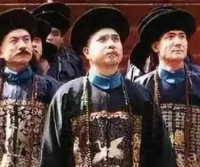 清朝大臣脖子上的珠子：权力与地位的象征