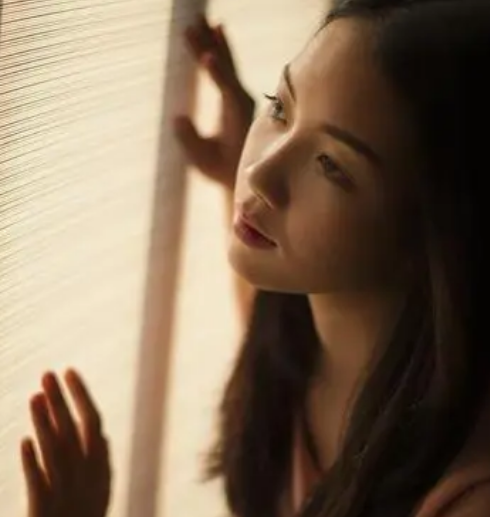 女人系列：一个妒妇的表象背后