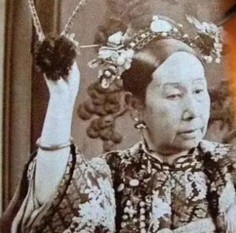 慈禧与电灯的邂逅：当传统遭遇现代