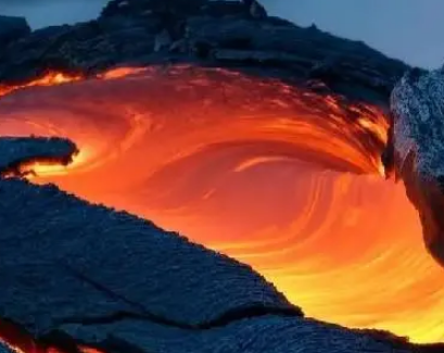 冰火两重天：探秘万年冰洞与火山的奇异邻接