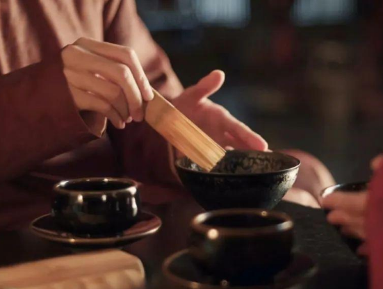 清平乐中的斗茶雅事：揭秘宋仁宗与曹皇后所持黑碗