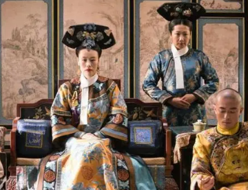 清朝妃嫔鞋子的独特设计：高底与马蹄底样式