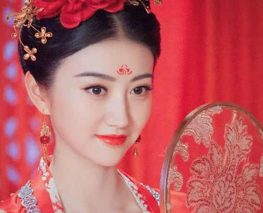 古代女性的美容秘籍:花钿的绘制与应用