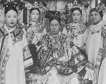 清朝后宫中的定妃与密妃：地位与命运的比较