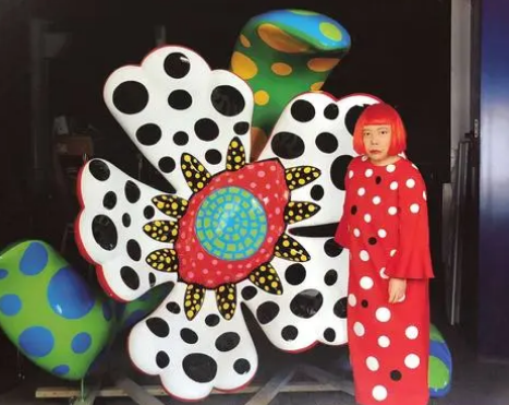 草间弥生的艺术世界：作品特点解析