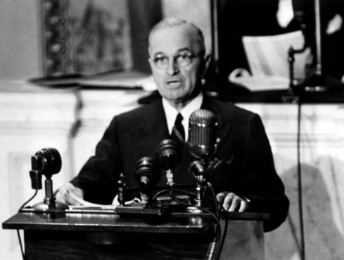 杜鲁门主义的出台：冷战格局的开启