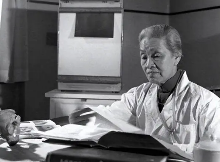 林巧稚：中国现代妇产科学的奠基人