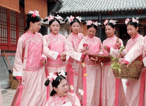 宫廷深处，宫女的无声哀歌