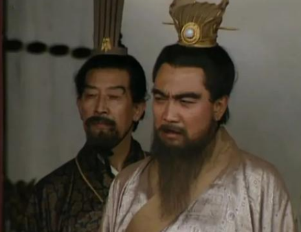 曹操逃亡中的惊魂时刻：陈宫的抓捕与命运的转折