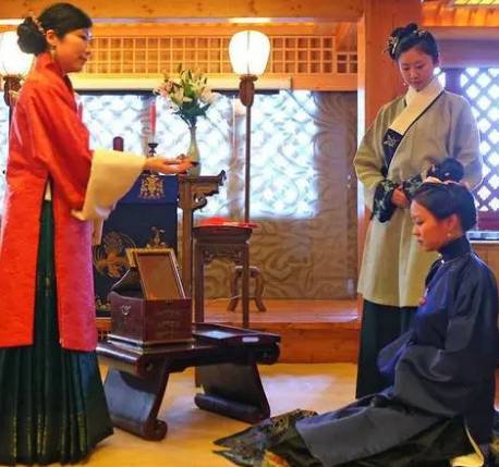 古代宫廷礼仪探讨——皇后是否需要向皇上下跪