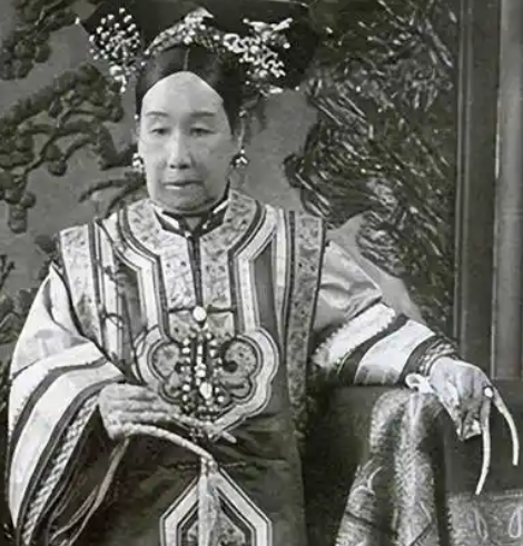 慈禧每天起床到上朝为何耗时三四个小时？