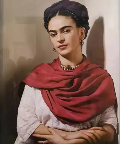 弗里达的一生：在苦难与艺术中绽放的传奇