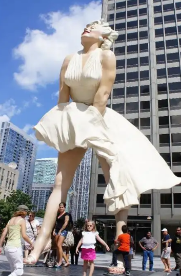 玛丽莲·梦露雕像的流转与落脚地探寻