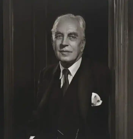 汤因比提出了：挑战与应战下的文明兴衰论