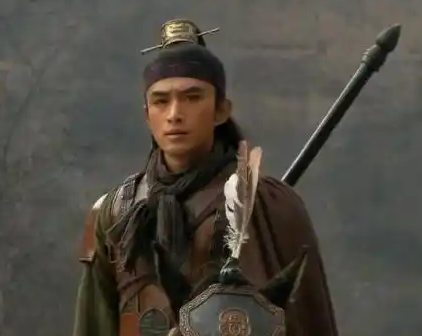 梁山武力天平：董平与张清的实力博弈