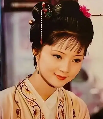 史湘云为何恨薛宝钗：从“亲姐姐”到“可恨人”的情感裂变