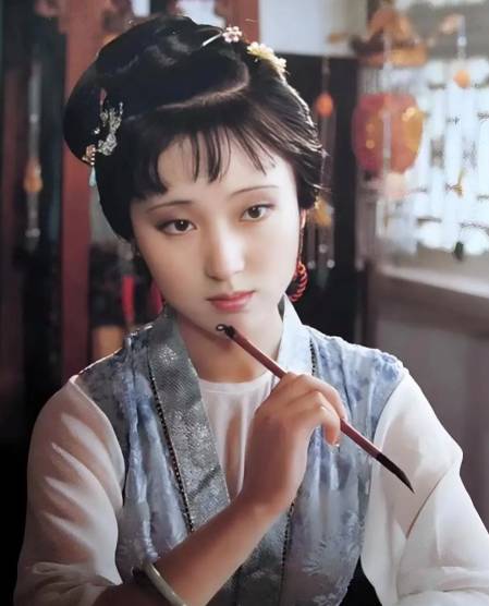 红楼暗香：那些藏于诗笺与眉目间的深情凝望