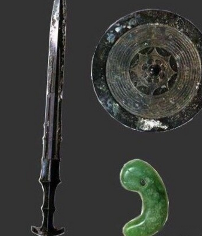 日本三神器为何千年秘不示人：权力、神话与现实的交织