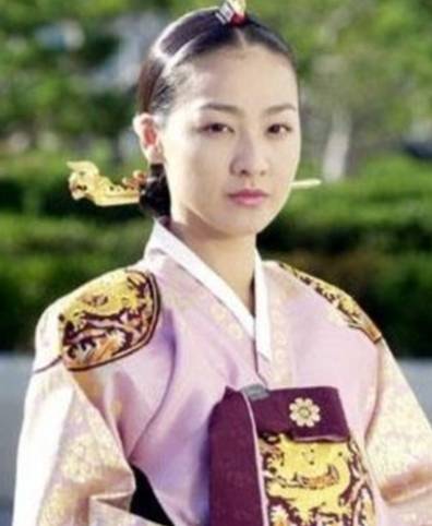 朝鲜王朝的权力镜像：三位大妃的传奇人生与政治遗产