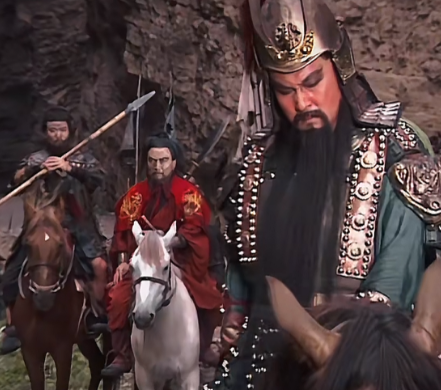 关羽为何在华容道放过曹操：忠义、恩义与战略的交织