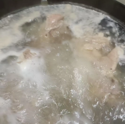 炖汤浮沫大揭秘:是精华还是杂质?科学处理指南来了!