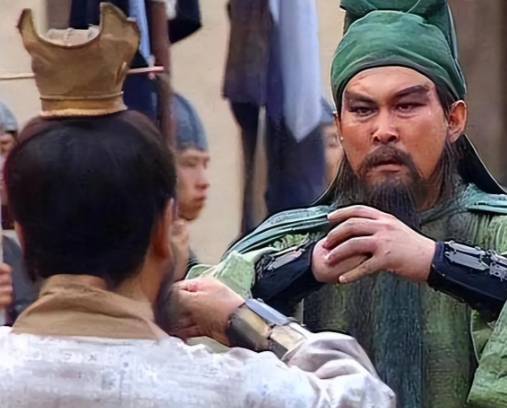 历史迷雾中的忠义抉择：关羽降曹事件的真实性考辨