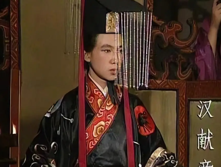 曹丕篡位后，汉献帝为何未投刘备：权力棋局中的现实困局