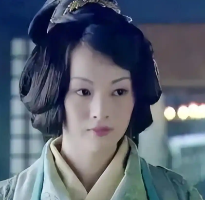 权力棋局中的婚姻政治：曹操三女同嫁汉献帝的深层逻辑