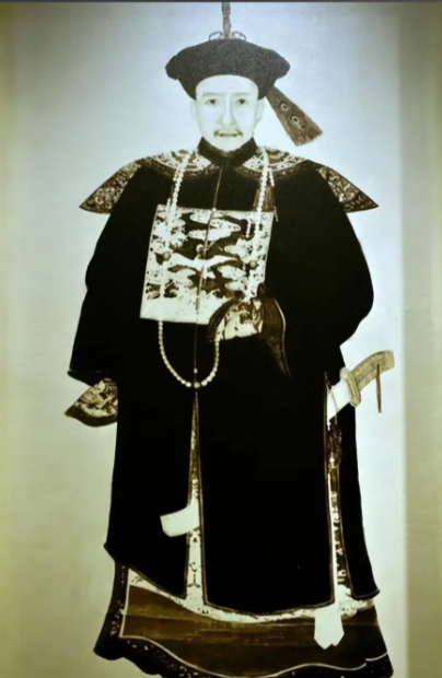 权臣末路：和珅的“求生悖论”与乾隆朝政治困局