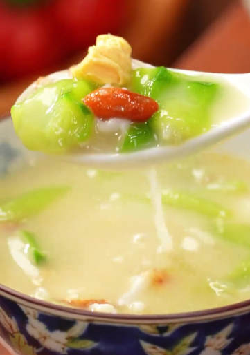 丝瓜汤奶白秘籍:从家常到精致的烹饪艺术