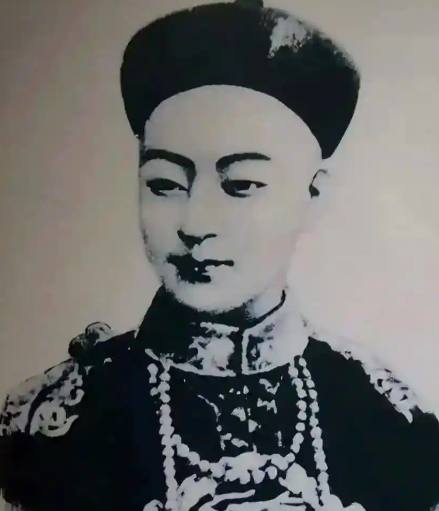 光绪帝简介：爱新觉罗·载湉——清朝第十一位皇帝的悲壮人生